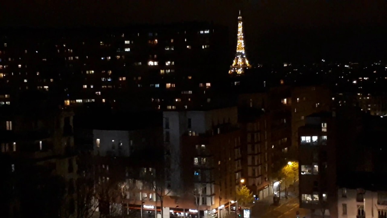 20h: la France applaudit le personnel soignant (ici Paris)