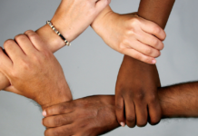 France : face au dialogue de sourd autour de la question du racisme, un marquage à la culotte aux suprémacistes s’impose.