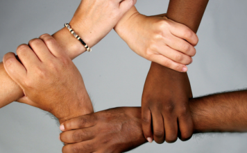 France : face au dialogue de sourd autour de la question du racisme, un marquage à la culotte aux suprémacistes s’impose.
