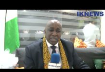 Paris: Salon du Chocolat 2021 Aly Touré Porte-parole des Pays Producteur de Cacao: « Sur les cent mille milliards de dollars que génère la filière mondiale de cacao, les producteurs n’ont que 3%. C’est inacceptable, donc nous voulons changer la donne. En 1975 , la tonne du cacao était à 15000 dollars, aujourd’hui elle est à 2500 dollars.