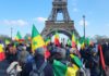 Tour Eiffel: les panafricains dénoncent devant les touristes le régime de Macky Sall: les discours et Ambiances dans le cortège