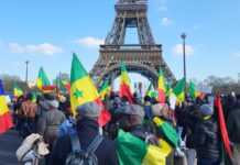 Tour Eiffel: les panafricains dénoncent devant les touristes le régime de Macky Sall: les discours et Ambiances dans le cortège