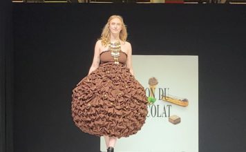Revivez l’intégralité du défilé en robe de chocolat du salon mondial du chocolat 2023.